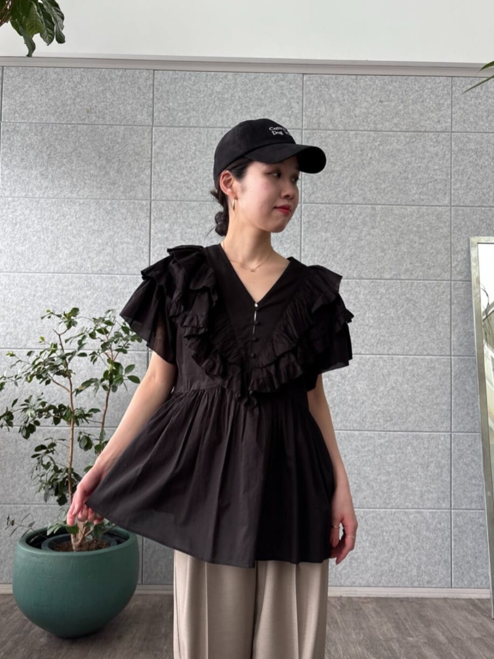 ブラック系のシャツ/ブラウス、ベージュ系のその他パンツを着用したレディースの夏コーディネートの4枚目の写真