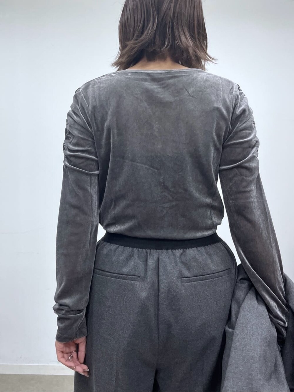 グレー系のテーラードジャケット、グレー系のTシャツ/カットソー、グレー系のその他パンツを着用したレディースの秋コーディネートの7枚目の写真