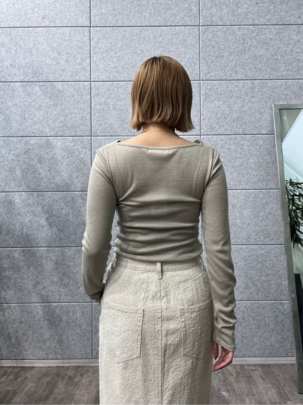 グリーン系のTシャツ/カットソー、ホワイト系のスカートを着用したレディースの冬コーディネートの8枚目の写真