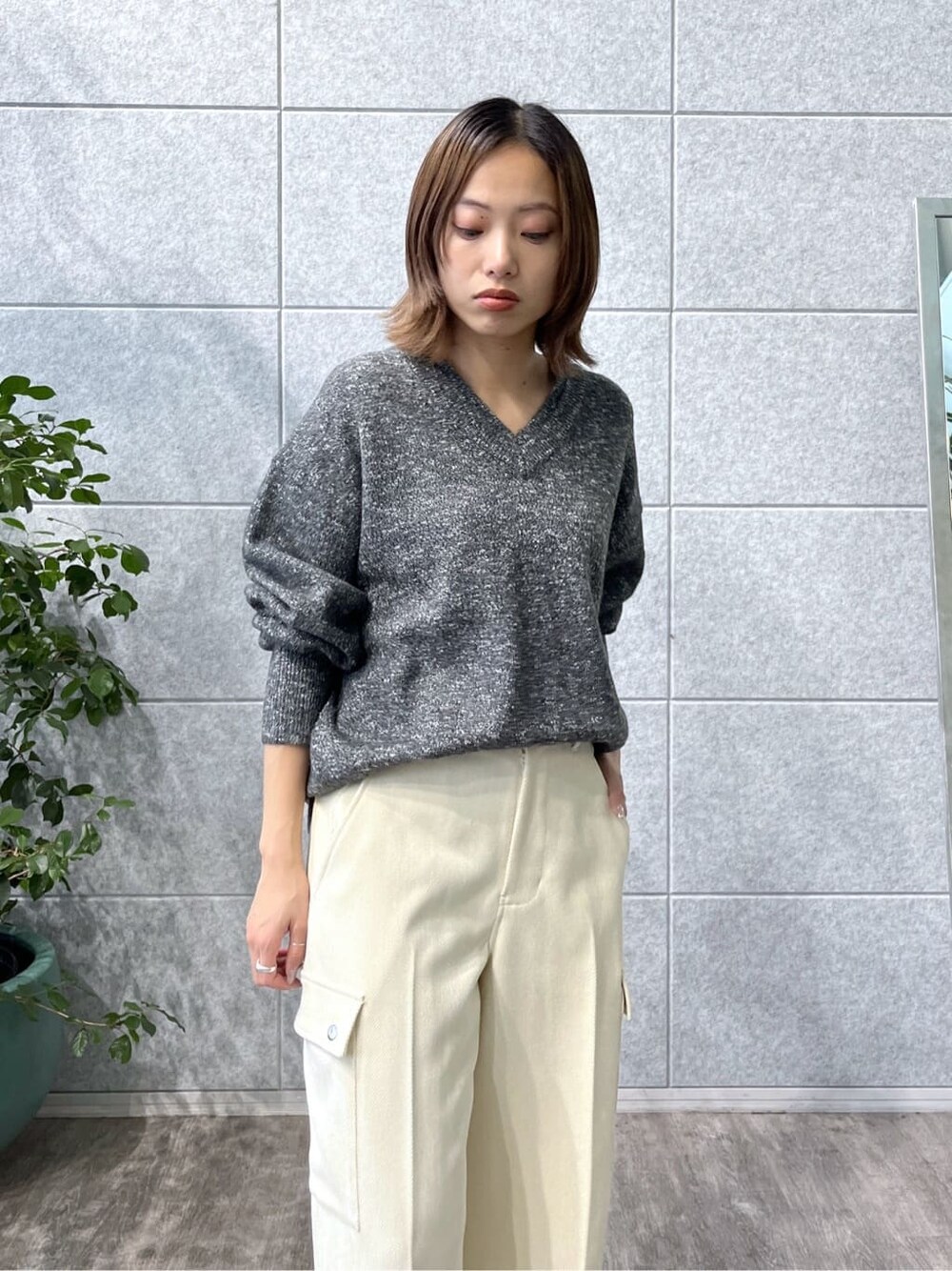 ブラック系のニット/セーター、ホワイト系のその他パンツ、ブラック系のブルゾンを着用したレディースの秋コーディネートの5枚目の写真