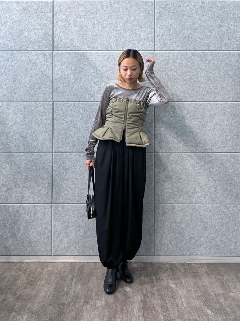 グリーン系のその他アウター、グレー系のTシャツ/カットソー、ブラック系のその他パンツを着用したレディースの秋コーディネートの9枚目の写真