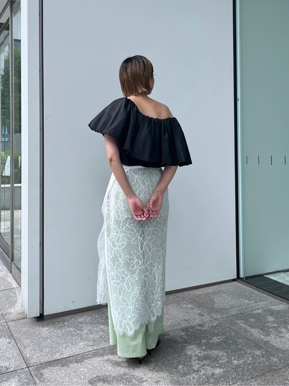 ブラック系のシャツ/ブラウス、ホワイト系のスカート、グリーン系のその他パンツを着用したレディースの夏コーディネートの3枚目の写真