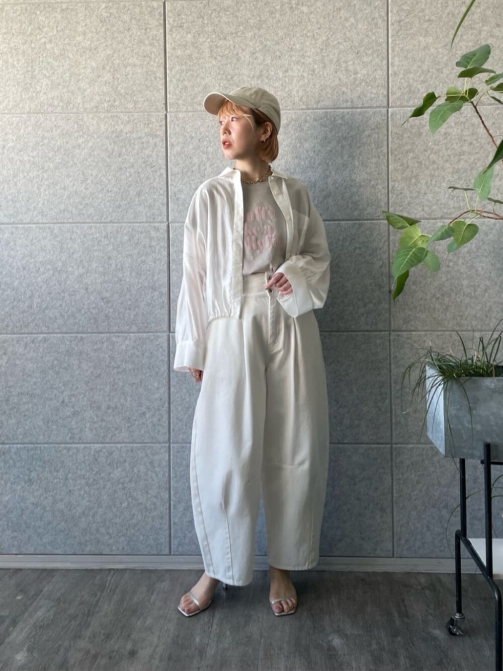 ホワイト系のデニムパンツ、ホワイト系のシャツ/ブラウス、グレー系のTシャツ/カットソーを着用したレディースの春コーディネートの2枚目の写真