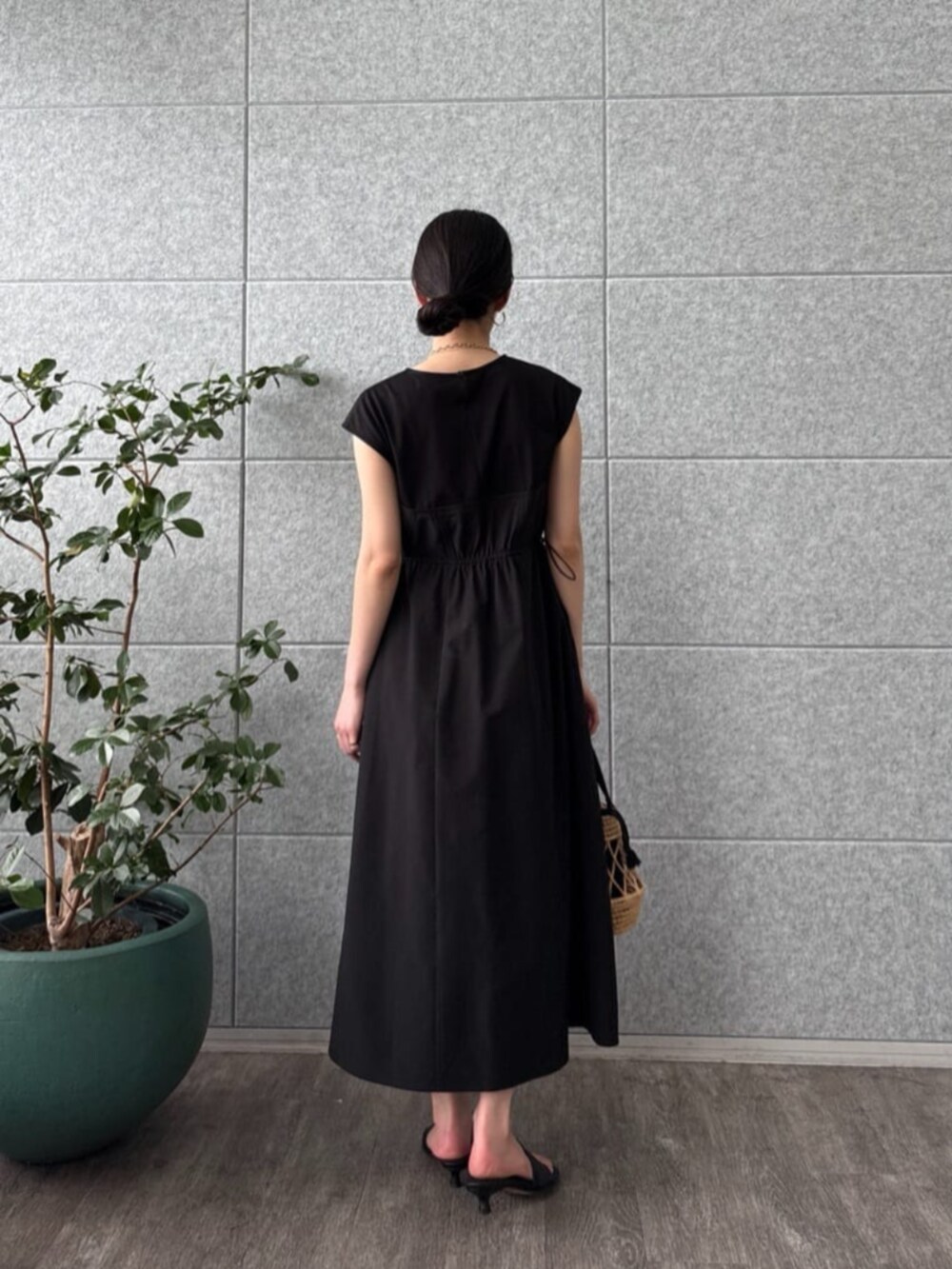 ブラック系のワンピースを着用したレディースの夏コーディネートの3枚目の写真