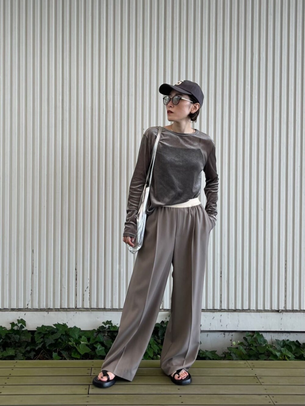 グレー系のその他パンツ、グレー系のTシャツ/カットソーを着用したレディースの秋コーディネートの4枚目の写真