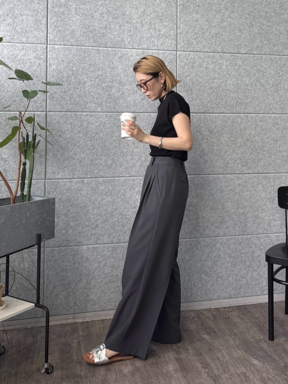 グレー系のその他パンツ、ブラック系のニット/セーターを着用したレディースの夏コーディネートの2枚目の写真