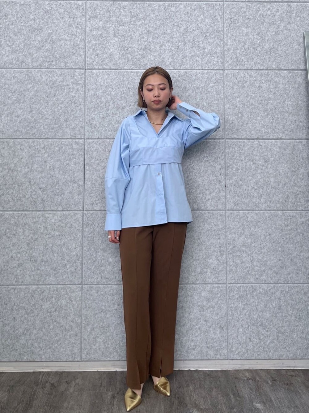 ブルー系のシャツ/ブラウス、ブラウン系のその他パンツを着用したレディースの冬コーディネートの10枚目の写真