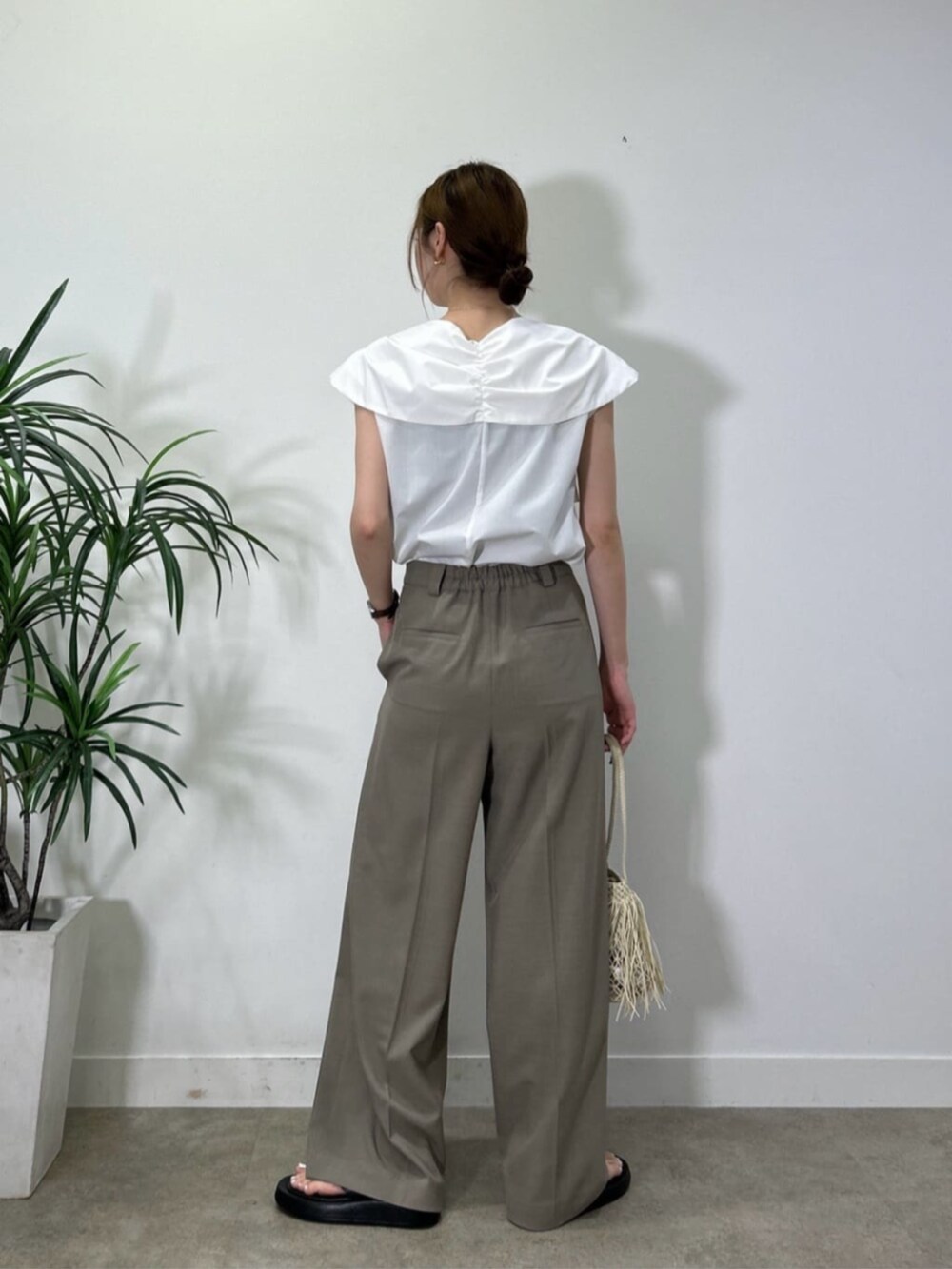 ベージュ系のその他パンツ、ホワイト系のシャツ/ブラウスを着用したレディースの夏コーディネートの3枚目の写真