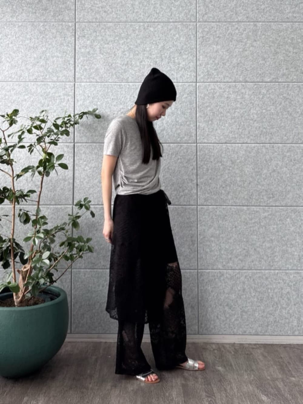 ブラック系のその他パンツ、グレー系のTシャツ/カットソーを着用したレディースの夏コーディネートの3枚目の写真