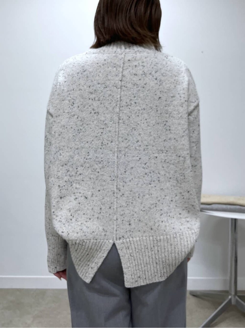 ホワイト系のニット/セーター、グレー系のその他パンツを着用したレディースの冬コーディネートの7枚目の写真