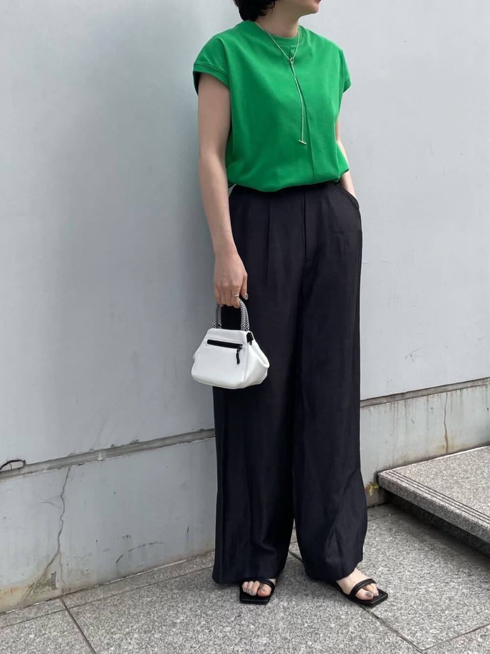 グレー系のその他パンツ、ホワイト系のショルダーバッグ、ブラック系のサンダルを着用したレディースの夏コーディネートの3枚目の写真