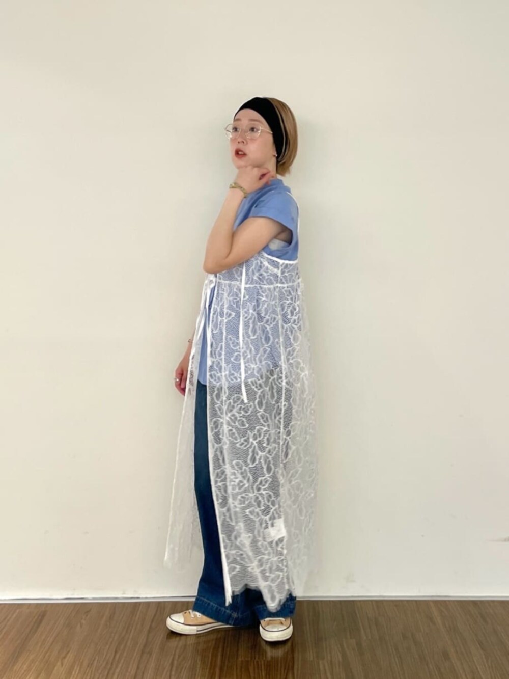 ブルー系のデニムパンツ、ホワイト系のワンピース、ブルー系のシャツ/ブラウスを着用したレディースの夏コーディネートの2枚目の写真