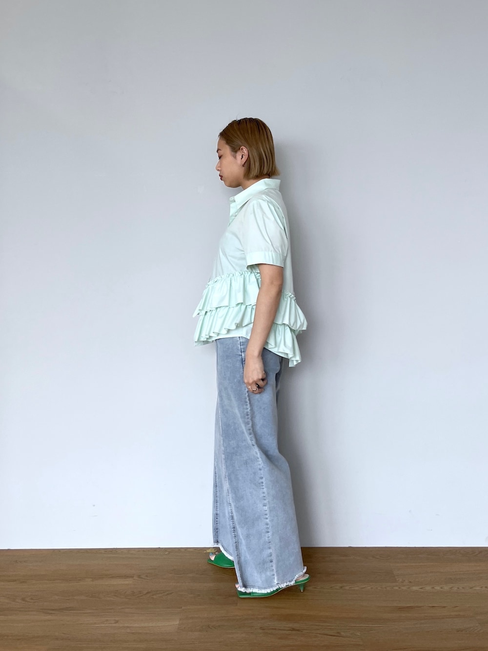 グリーン系のサンダル、ブルー系のデニムパンツ、グリーン系のシャツ/ブラウスを着用したレディースの春コーディネートの3枚目の写真
