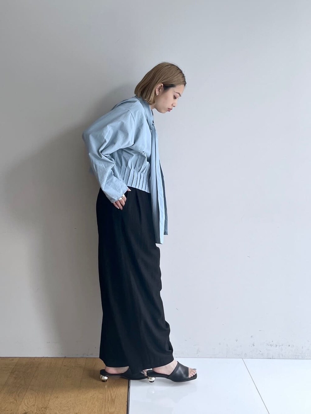 ブルー系のシャツ/ブラウス、ブラック系のその他パンツ、ブラック系のサンダルを着用したレディースの春コーディネートの2枚目の写真