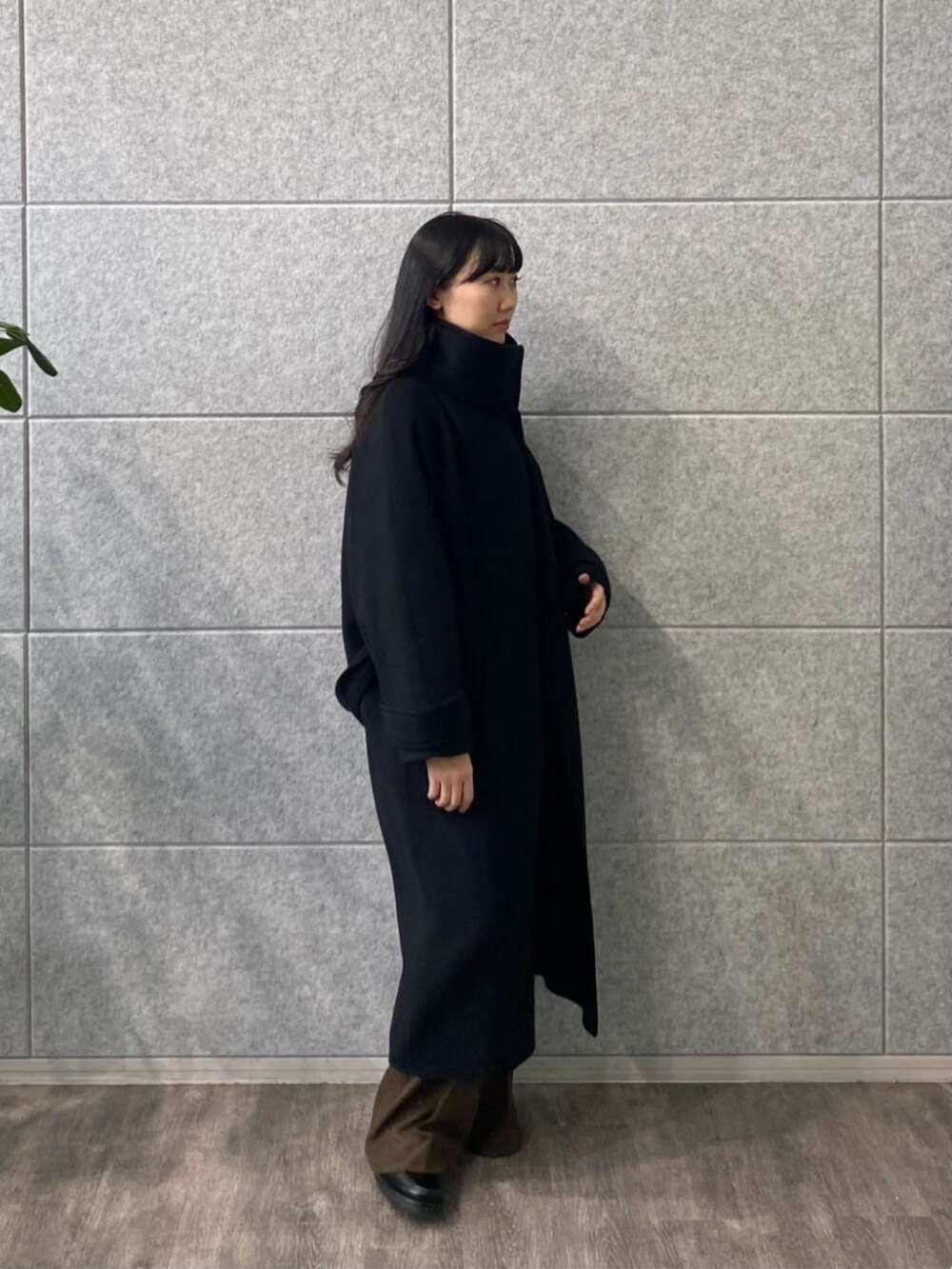 ベージュ系のニット/セーター、ブラウン系のその他パンツ、ブラック系のシャツ/ブラウスを着用したレディースの冬コーディネートの3枚目の写真