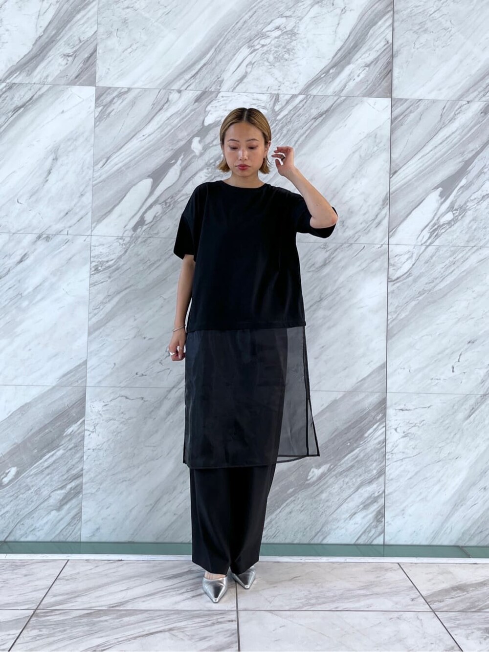 ブラック系のTシャツ/カットソー、ブラック系のその他パンツを着用したレディースの夏コーディネートの2枚目の写真