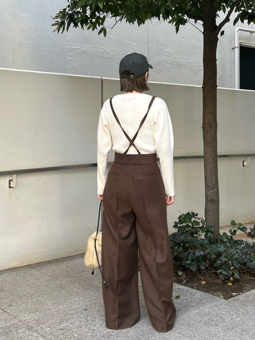 ブラウン系のその他パンツ、ホワイト系のニット/セーターを着用したレディースの冬コーディネートの3枚目の写真