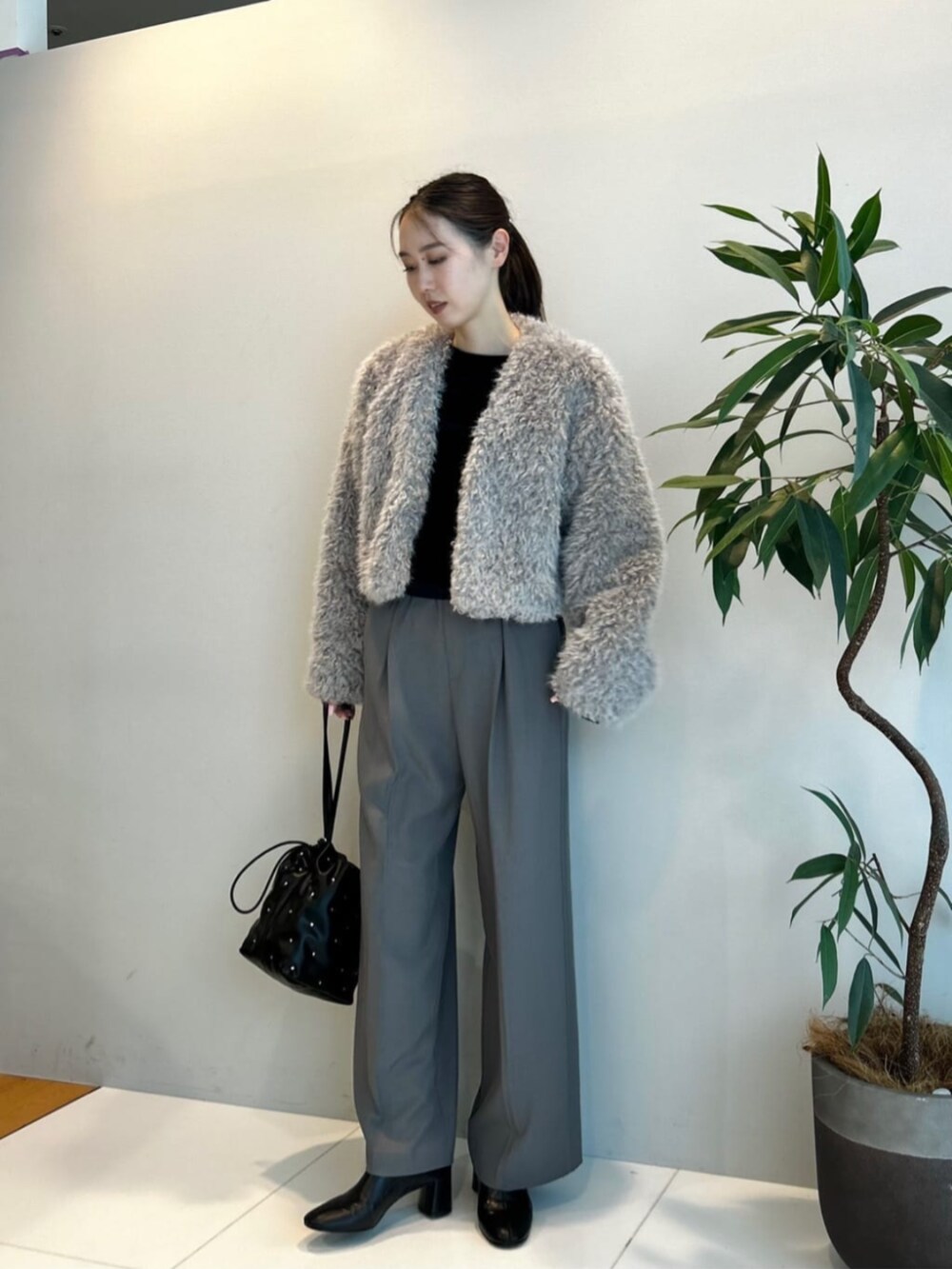 グレー系のノーカラージャケット、ブラック系のTシャツ/カットソー、グレー系のその他パンツを着用したレディースの秋コーディネートの5枚目の写真