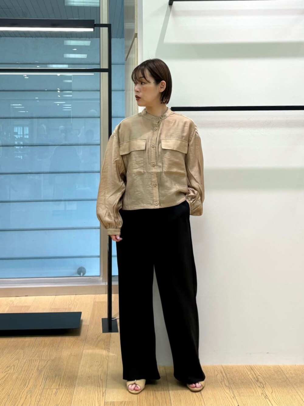 ベージュ系のシャツ/ブラウス、ブラック系のその他パンツ、ベージュ系のサンダルを着用したレディースの秋コーディネートの3枚目の写真