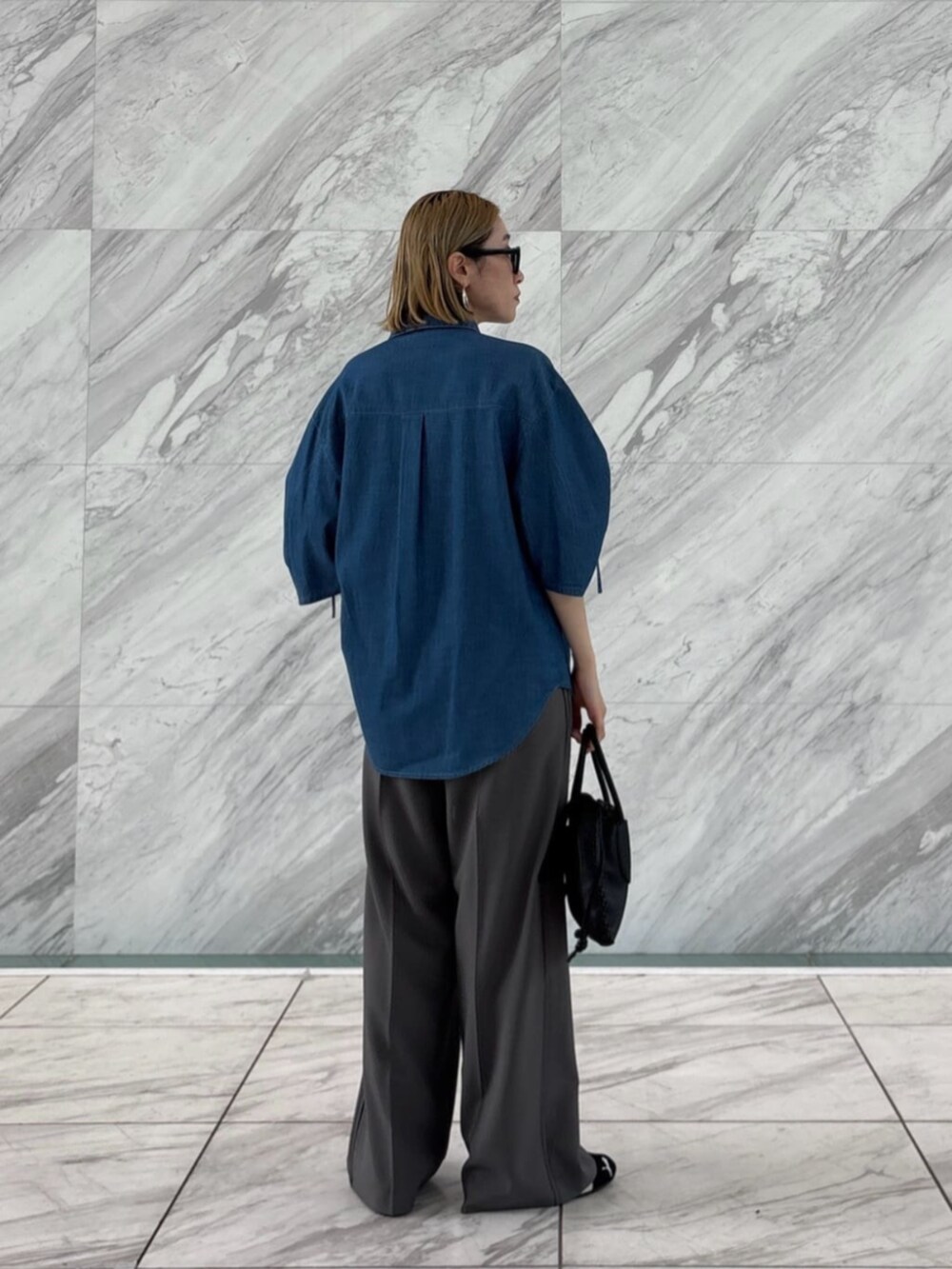 グレー系のその他パンツ、ブルー系のシャツ/ブラウスを着用したレディースの春コーディネートの2枚目の写真