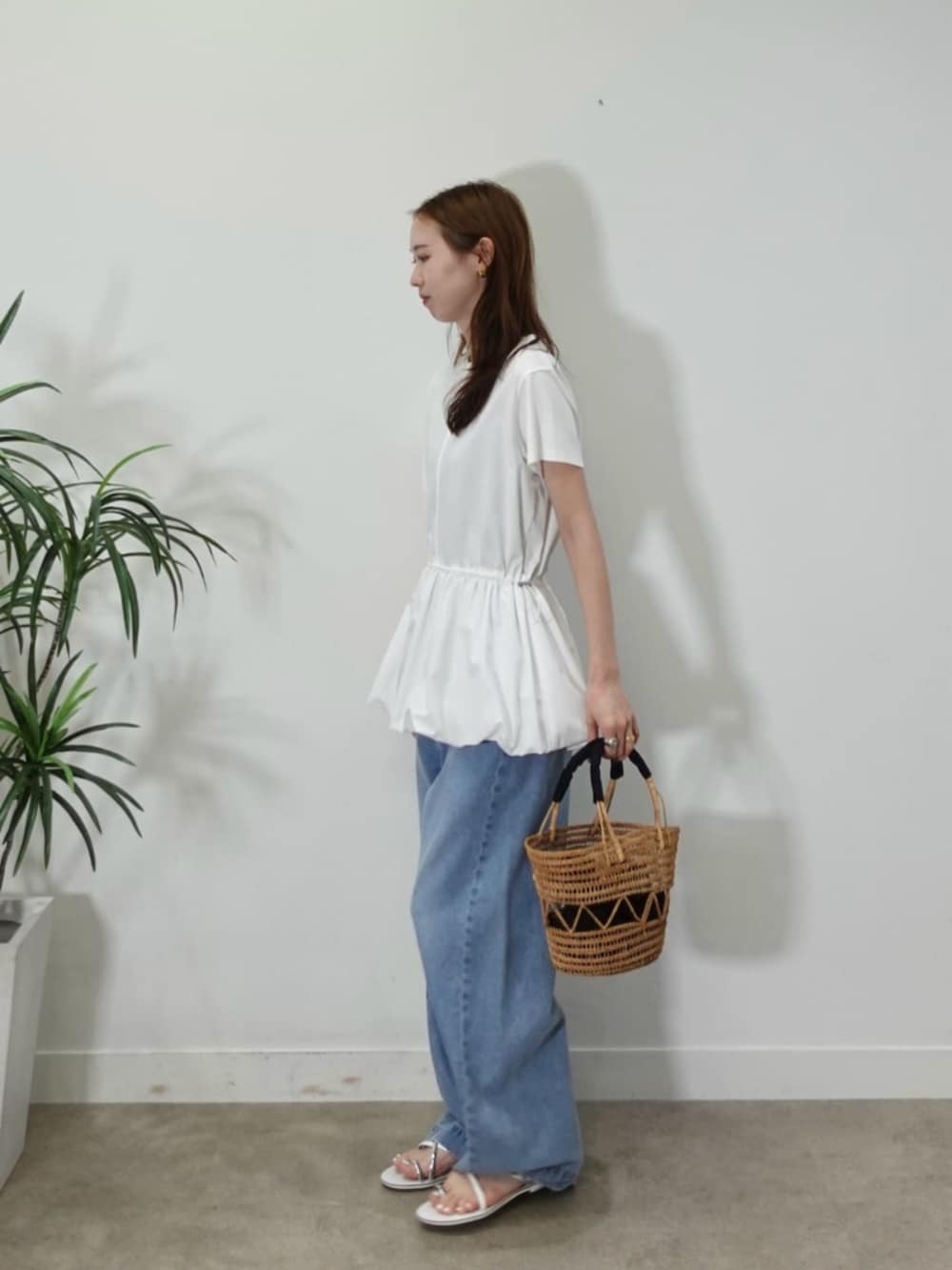 ブルー系のデニムパンツ、ホワイト系のTシャツ/カットソーを着用したレディースの夏コーディネートの2枚目の写真