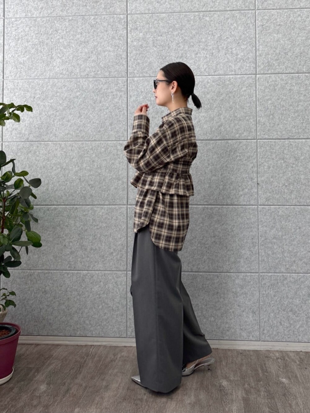 ベージュ系のタンクトップ、ベージュ系のシャツ/ブラウス、グレー系のその他パンツを着用したレディースの夏コーディネートの6枚目の写真