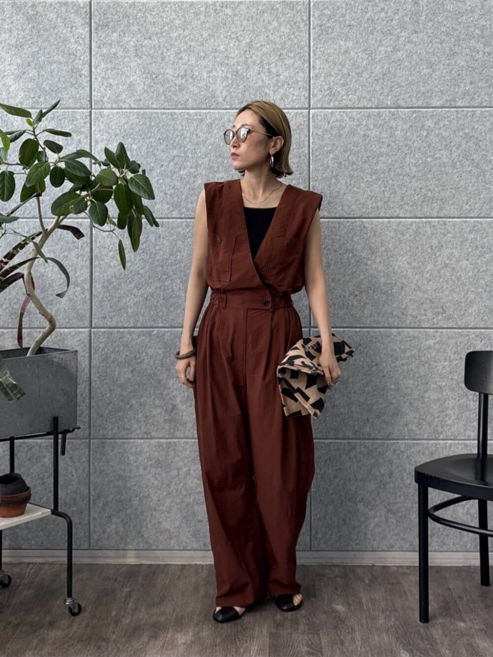 ブラウン系のサロペット/オーバーオール、ベージュ系のトートバッグを着用したレディースの夏コーディネートの2枚目の写真