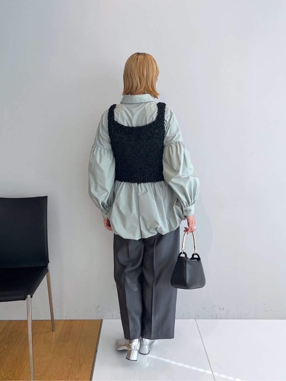 ブラック系のベスト、グリーン系のシャツ/ブラウス、グレー系のその他パンツを着用したレディースの冬コーディネートの4枚目の写真