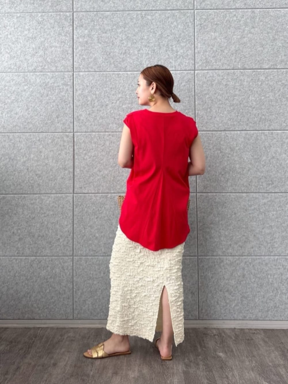 ホワイト系のスカート、レッド系のTシャツ/カットソーを着用したレディースの夏コーディネートの3枚目の写真