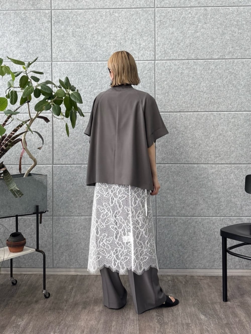 グレー系のその他パンツ、ホワイト系のスカート、グレー系のテーラードジャケットを着用したレディースの夏コーディネートの3枚目の写真