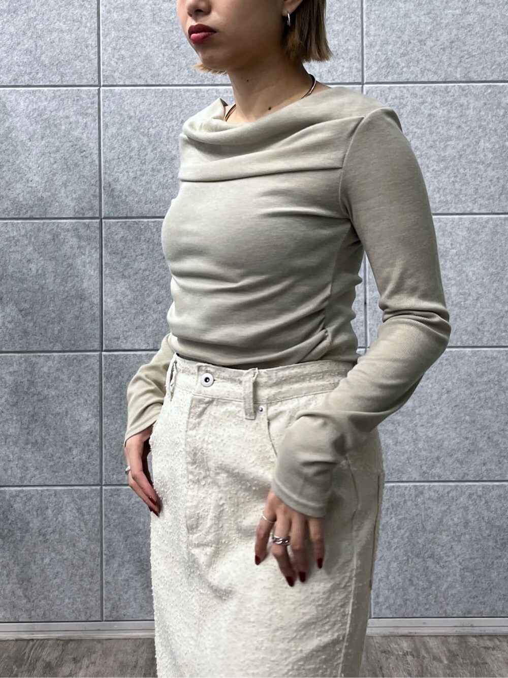 グリーン系のTシャツ/カットソー、ホワイト系のスカートを着用したレディースの冬コーディネートの6枚目の写真