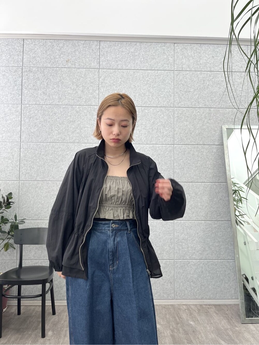 ブラック系のブルゾン、グリーン系のシャツ/ブラウス、ブルー系のデニムパンツを着用したレディースの冬コーディネートの7枚目の写真