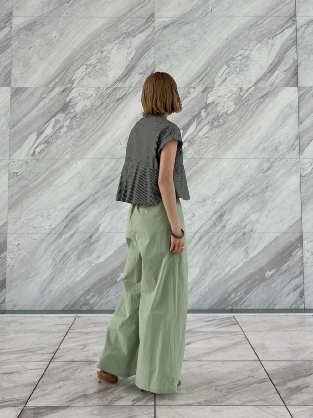 ブラック系のシャツ/ブラウス、グリーン系のその他パンツを着用したレディースの夏コーディネートの3枚目の写真