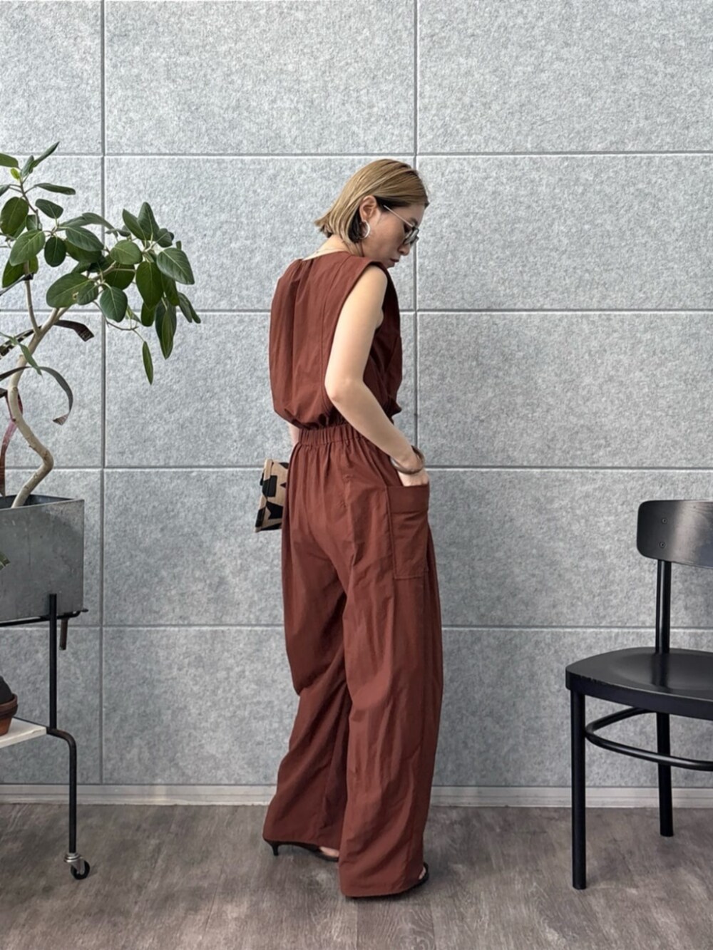 ブラウン系のサロペット/オーバーオール、ベージュ系のトートバッグを着用したレディースの夏コーディネートの5枚目の写真