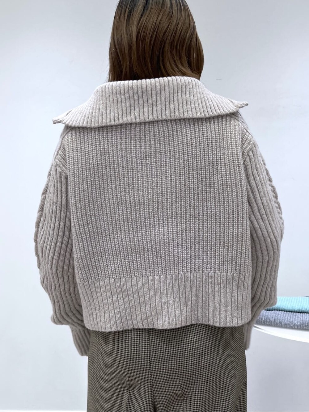 ベージュ系のニット/セーター、ベージュ系のその他パンツを着用したレディースの冬コーディネートの6枚目の写真