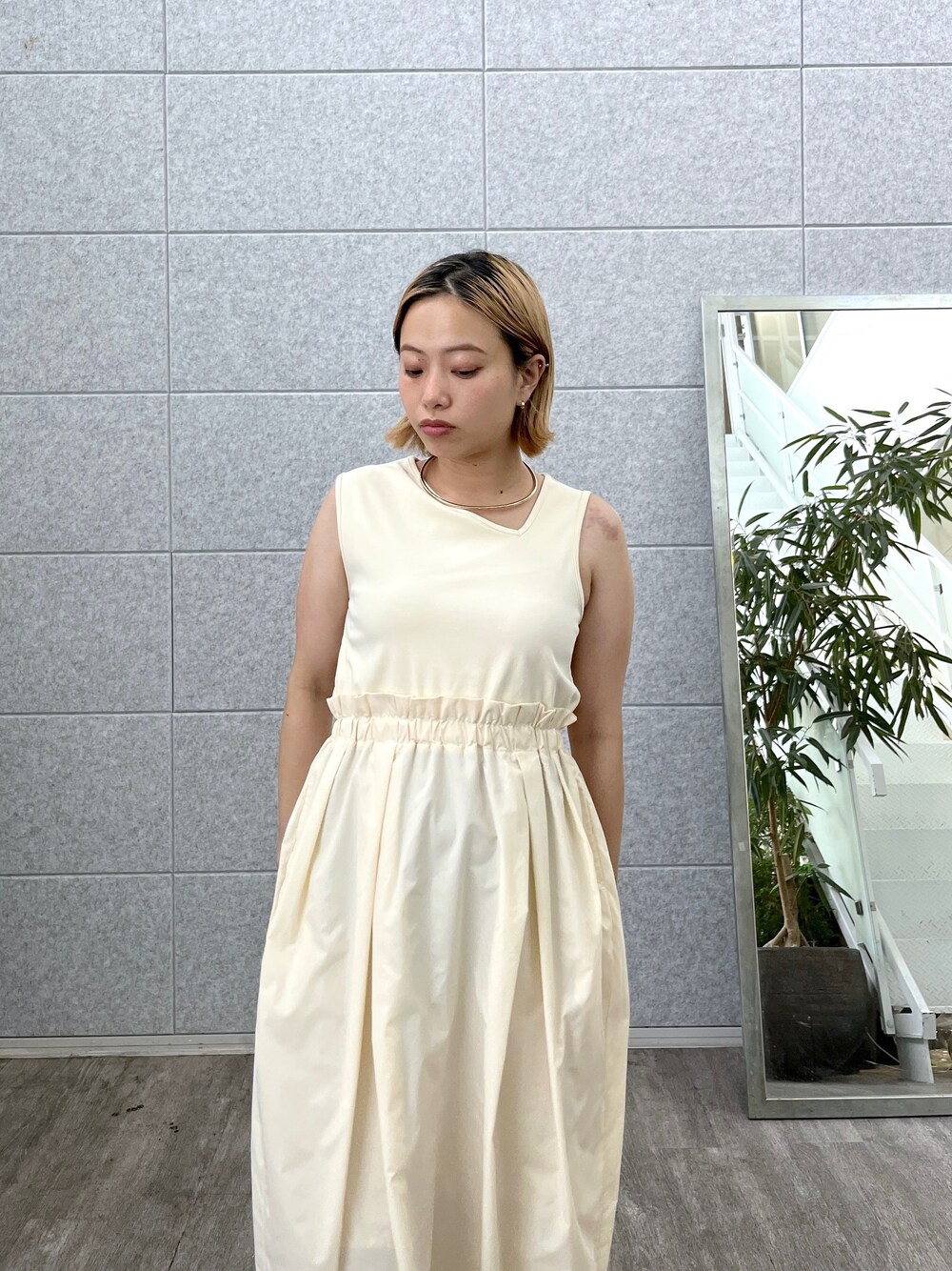 ホワイト系のワンピース、ブラック系のカーディガン/ボレロ、ブラック系のサンダルを着用したレディースの夏コーディネートの5枚目の写真
