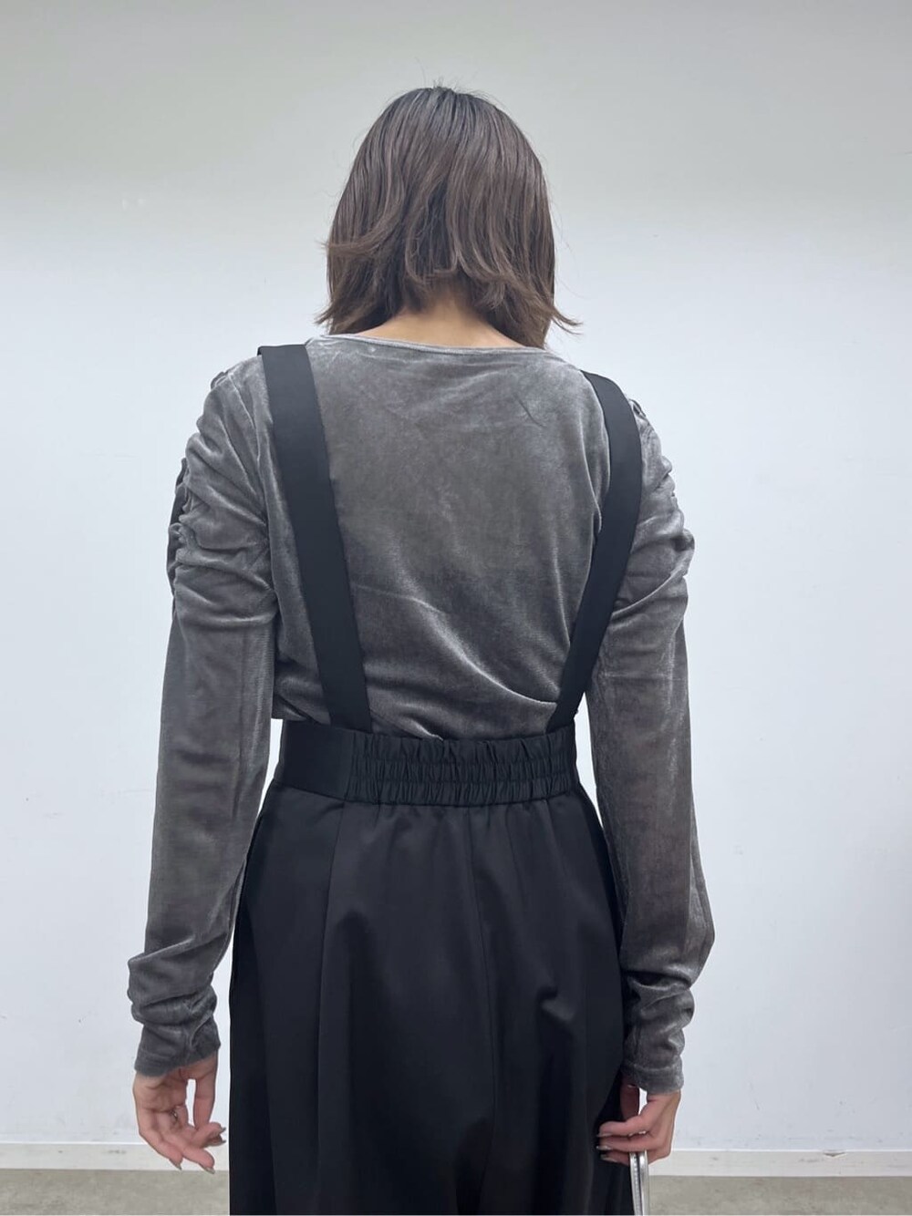 ブラック系のサロペット/オーバーオール、グレー系のTシャツ/カットソー、シルバー系のハンドバッグを着用したレディースの秋コーディネートの9枚目の写真
