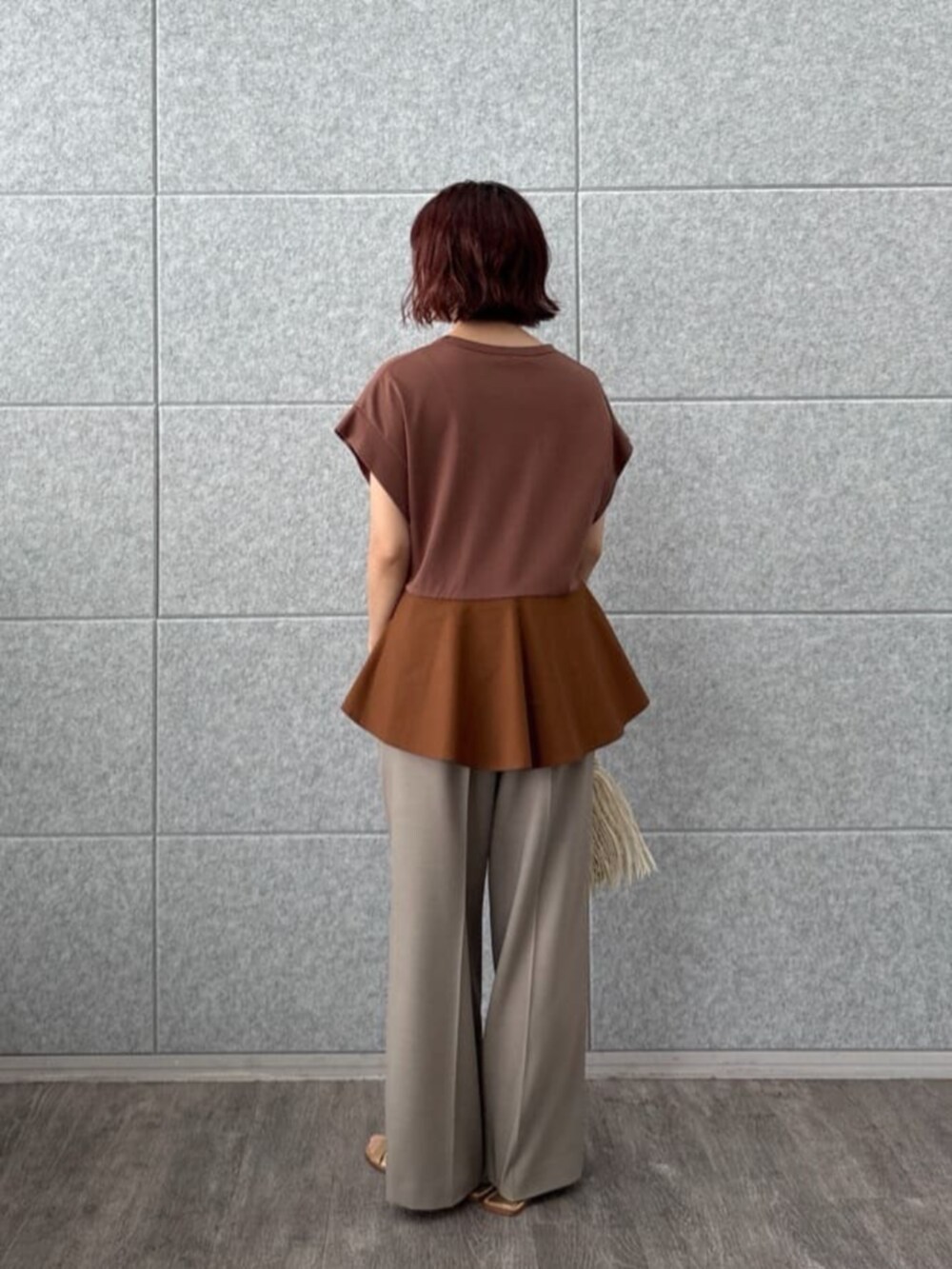 ベージュ系のその他パンツ、ブラウン系のTシャツ/カットソー、ホワイト系のハンドバッグを着用したレディースの夏コーディネートの2枚目の写真