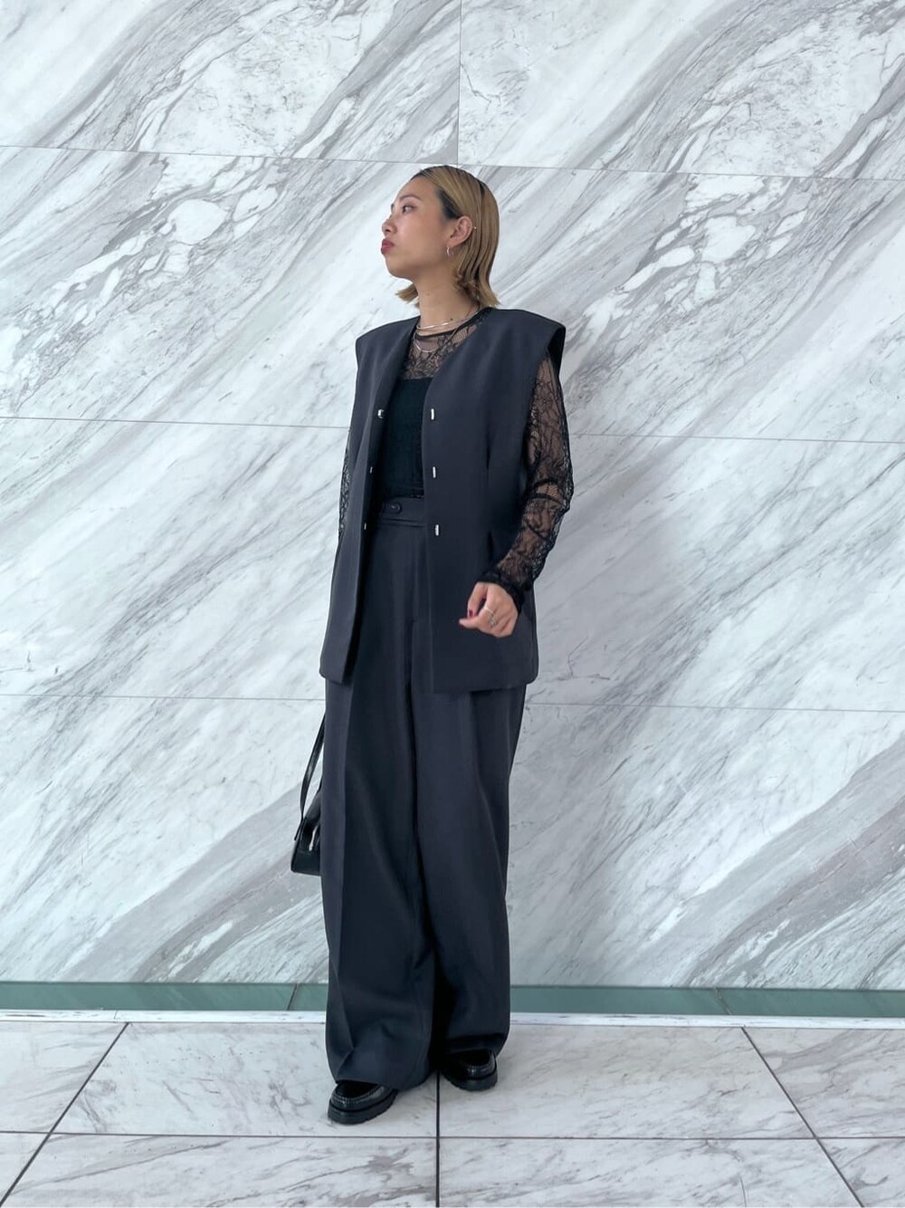 グレー系のノーカラージャケット、ブラック系のTシャツ/カットソー、グレー系のその他パンツを着用したレディースの秋コーディネートの9枚目の写真