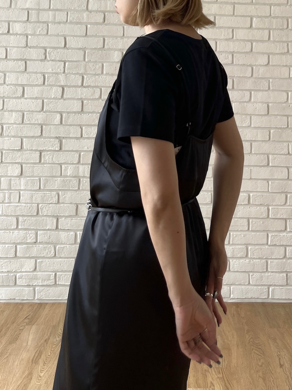 ブラック系のワンピース、ブラック系のTシャツ/カットソー、ブラック系のその他パンツを着用したレディースの夏コーディネートの6枚目の写真