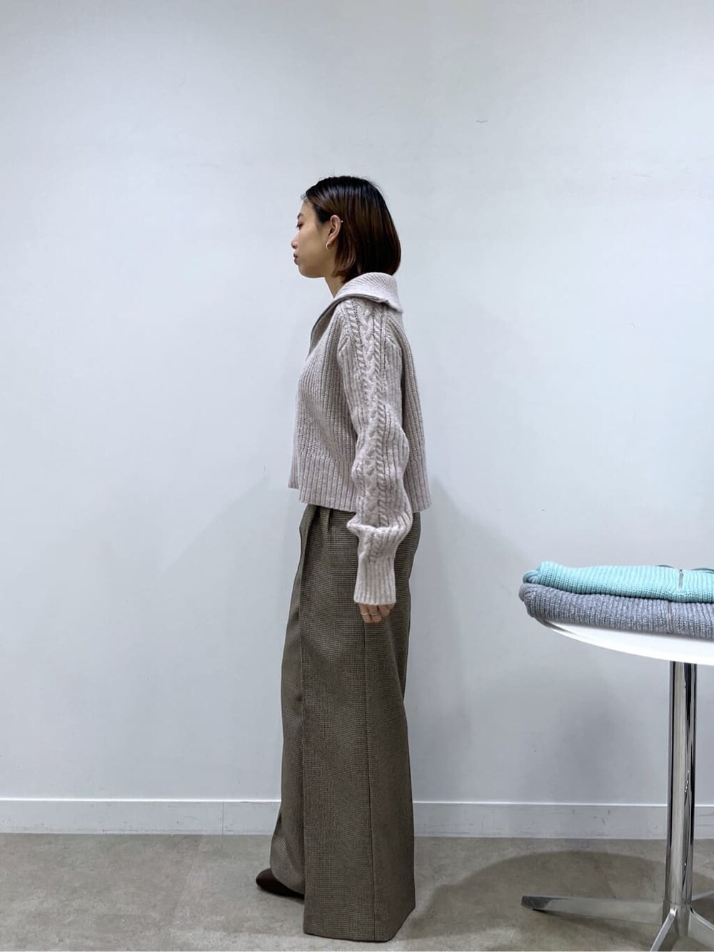 ベージュ系のニット/セーター、ベージュ系のその他パンツを着用したレディースの冬コーディネートの2枚目の写真