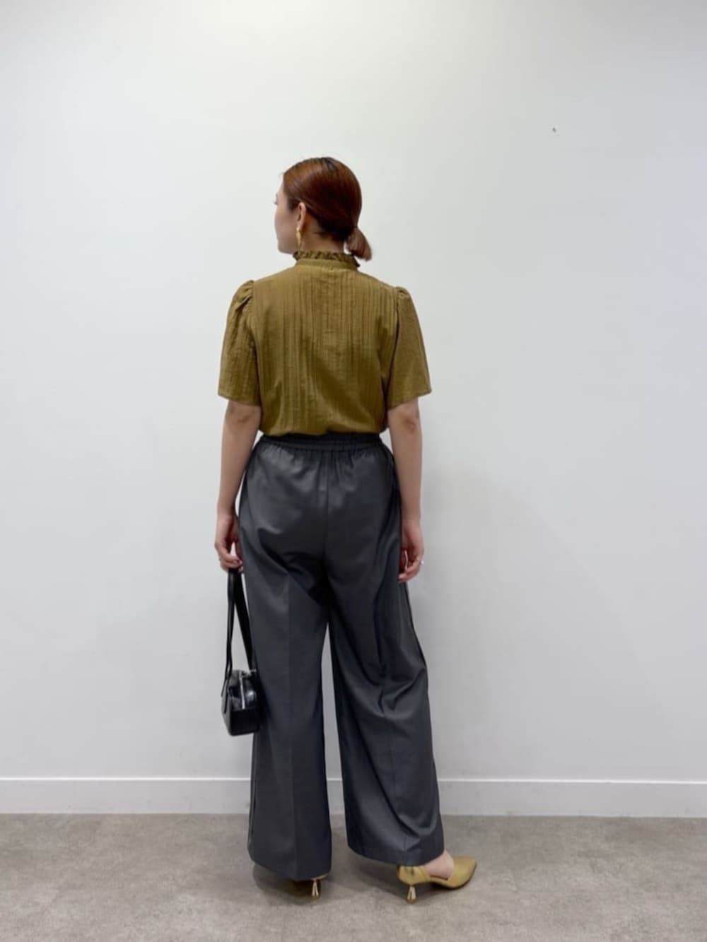グリーン系のシャツ/ブラウス、グレー系のその他パンツを着用したレディースの夏コーディネートの3枚目の写真