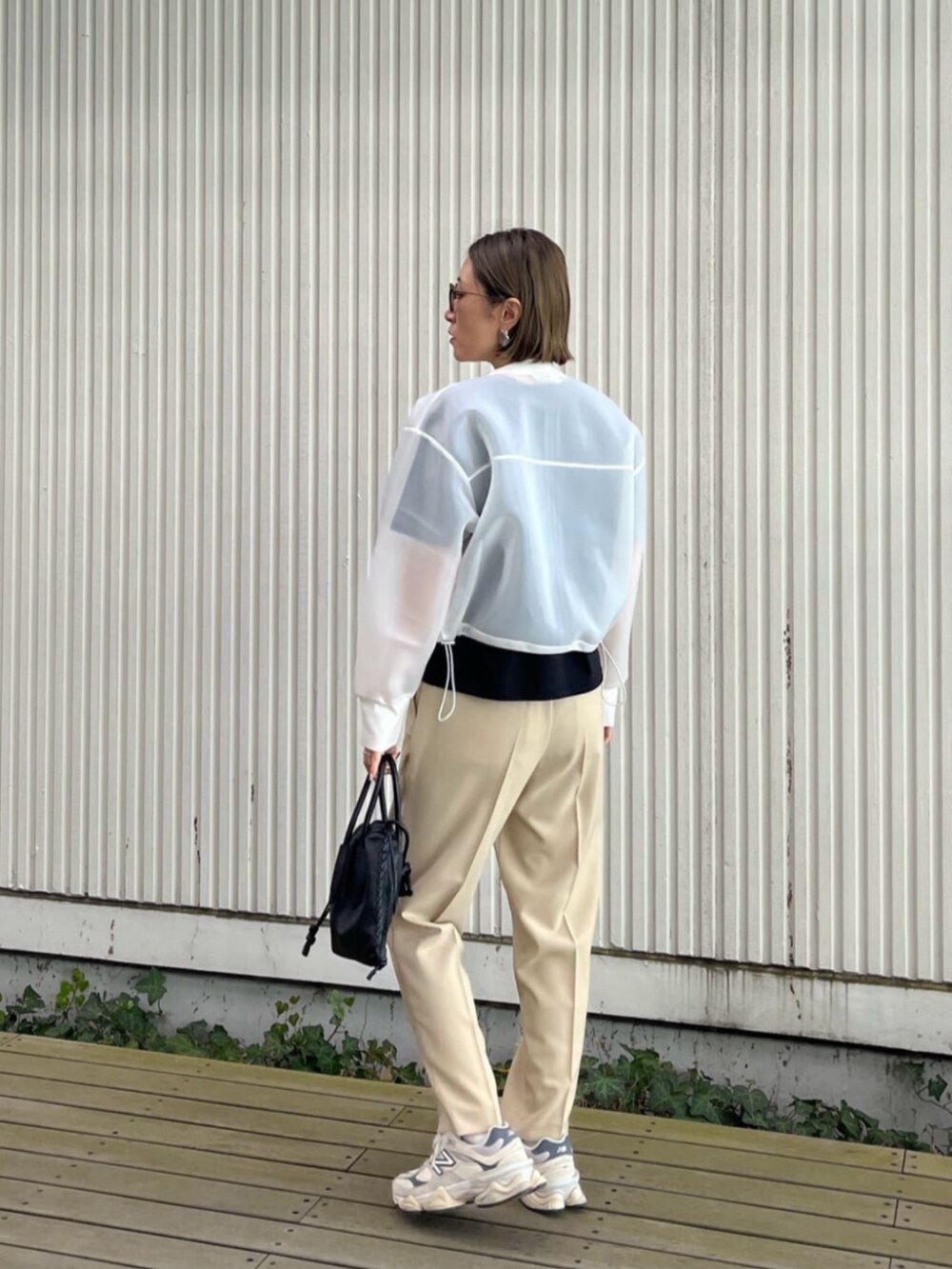 ホワイト系のブルゾン、ベージュ系のその他パンツ、ブラック系のTシャツ/カットソーを着用したレディースの春コーディネートの3枚目の写真