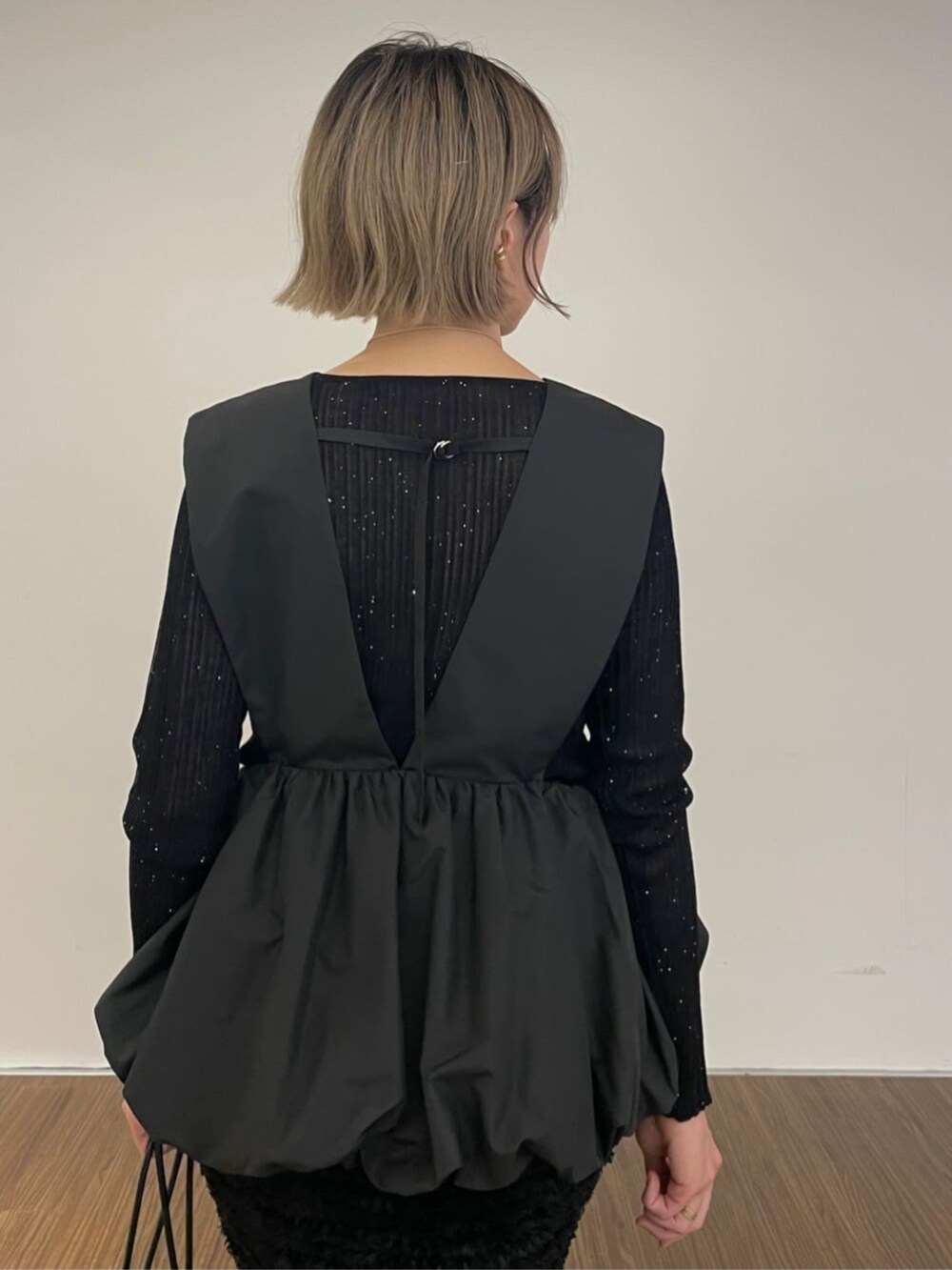 ブラック系のショルダーバッグ、ブラック系のシャツ/ブラウス、ブラック系のスカートを着用したレディースの秋コーディネートの5枚目の写真