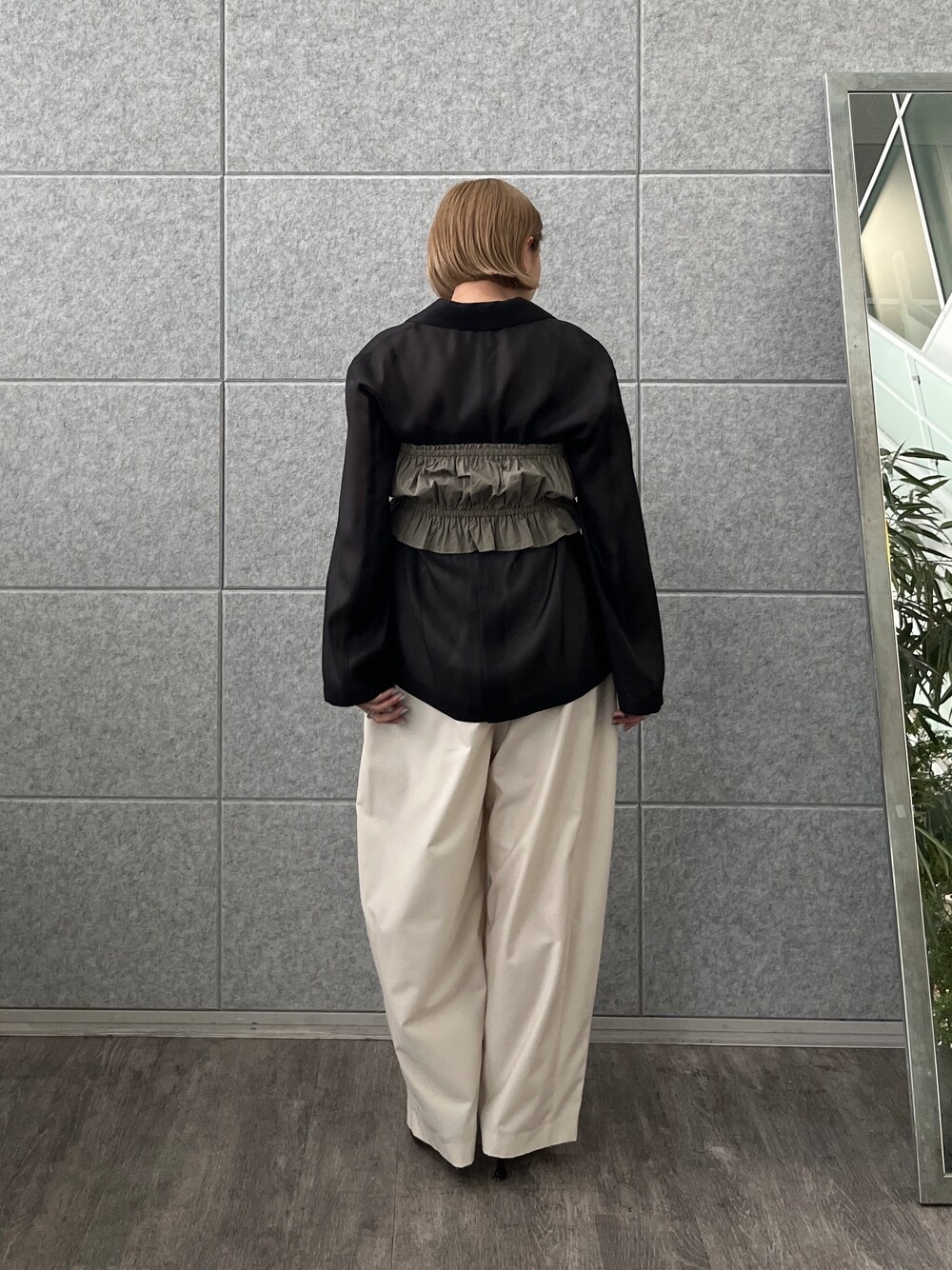 グリーン系のシャツ/ブラウス、ブラック系のテーラードジャケット、ホワイト系のその他パンツを着用したレディースの春コーディネートの5枚目の写真