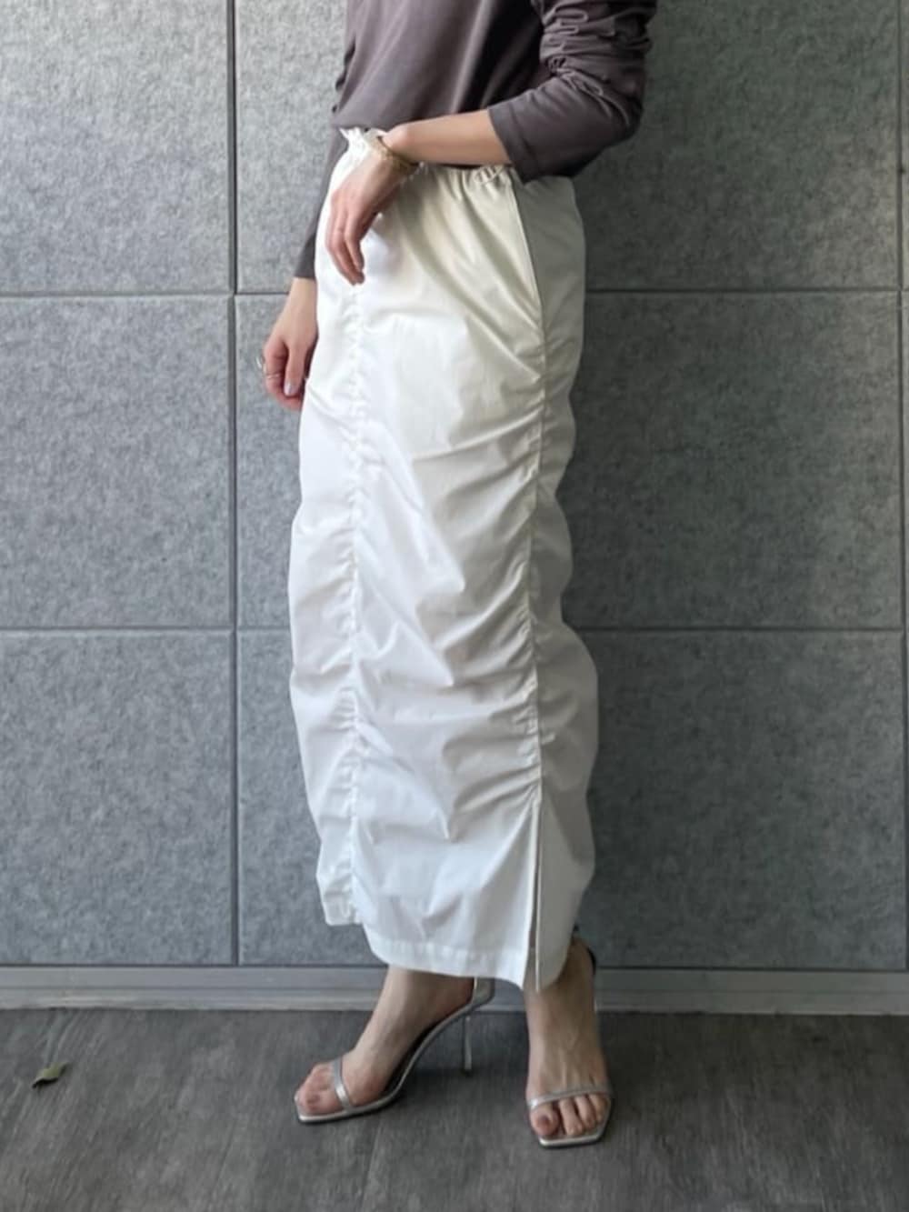 「春夏コーデ、休日スタイル、お出かけコーデ、ロンT、ロンTコーデ、タイトスカート、タイトスカートコーデ、プリントT、160cm台コーデ、160cm」｜「GALLESTのシャーリングナイロンスカート（スカート、ホワイト系）」を使った、GALLEST  OFFICIALさん（レディース・160cm）の春コーディネートの6枚目の写真
