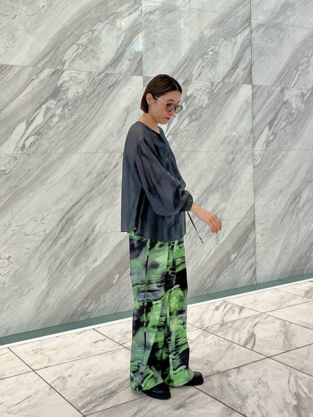 グレー系のシャツ/ブラウス、グリーン系のその他パンツを着用したレディースの春コーディネートの4枚目の写真