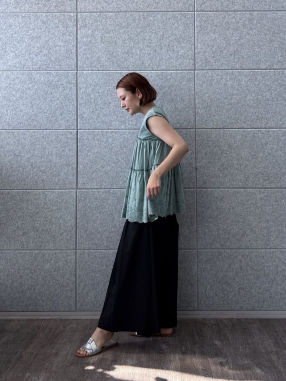 ブラック系のその他パンツ、グリーン系のTシャツ/カットソーを着用したレディースの夏コーディネートの2枚目の写真