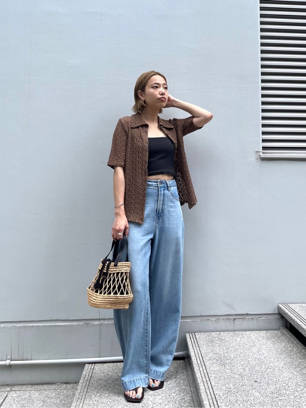 ブラウン系のシャツ/ブラウス、ブルー系のデニムパンツ、ブラック系のハンドバッグを着用したレディースの夏コーディネートの8枚目の写真