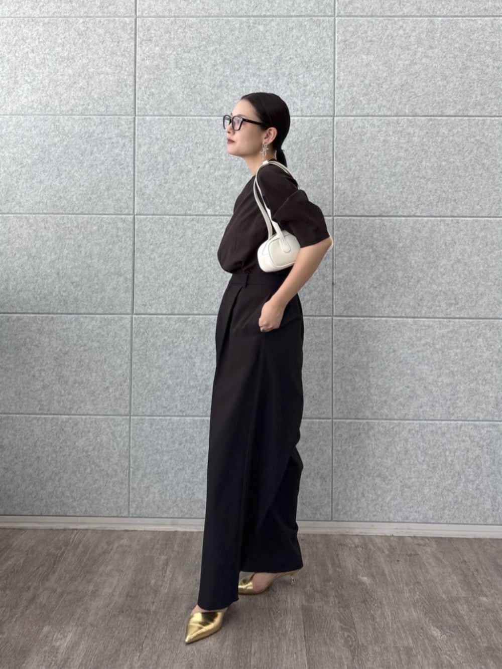 ブラック系のその他パンツ、ブラック系のシャツ/ブラウスを着用したレディースの夏コーディネートの3枚目の写真